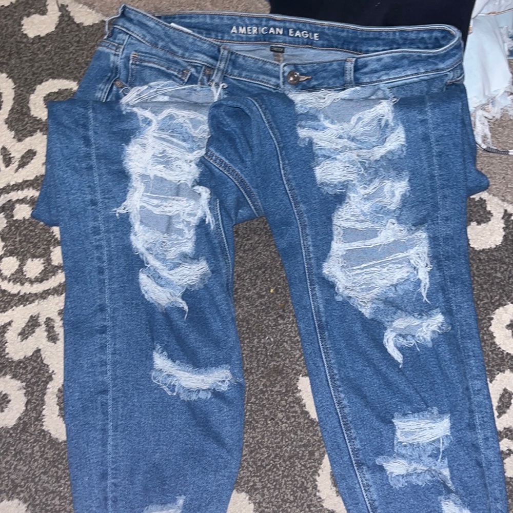 DISTRESSED JEANS